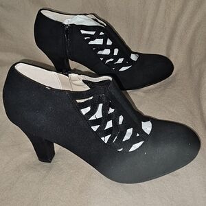 Journee collection womans piper inside zip block heel booties